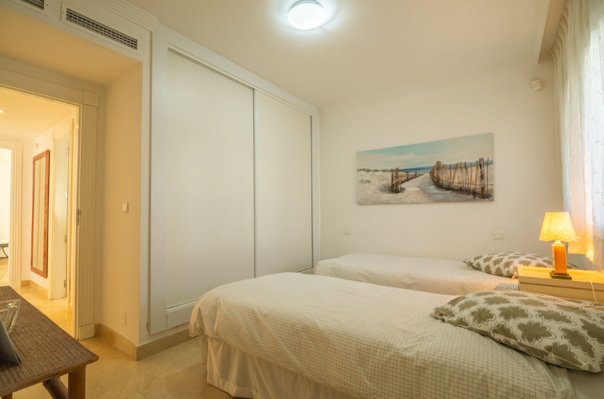 Exklusive Strandwohnung in erster Meereslinie mit Panoramablick in Estepona