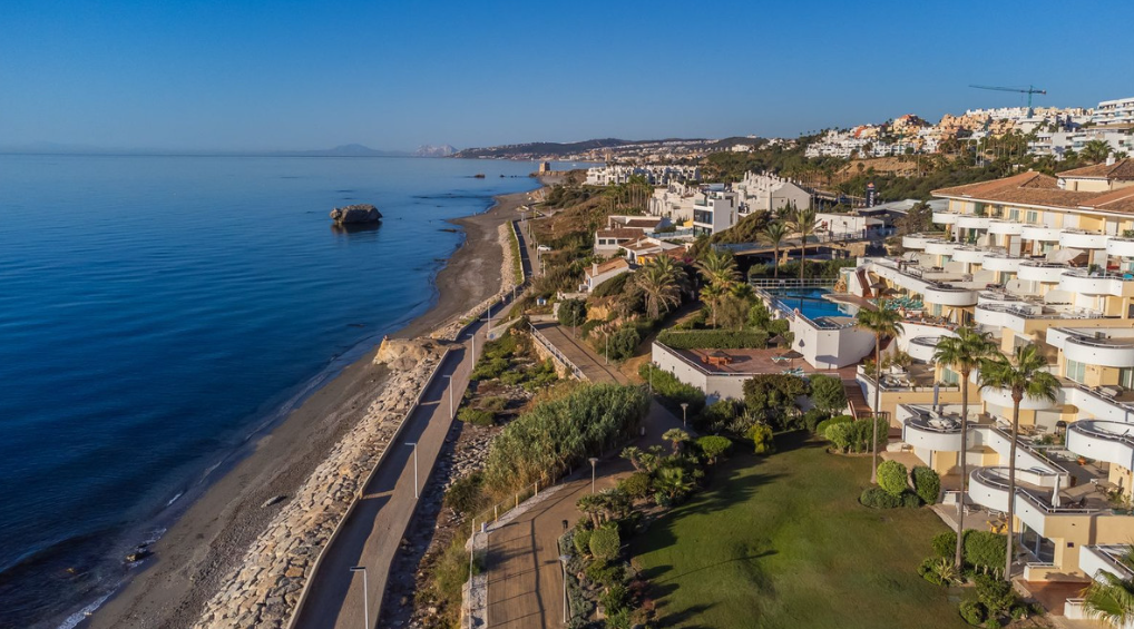 Exklusive Strandwohnung in erster Meereslinie mit Panoramablick in Estepona