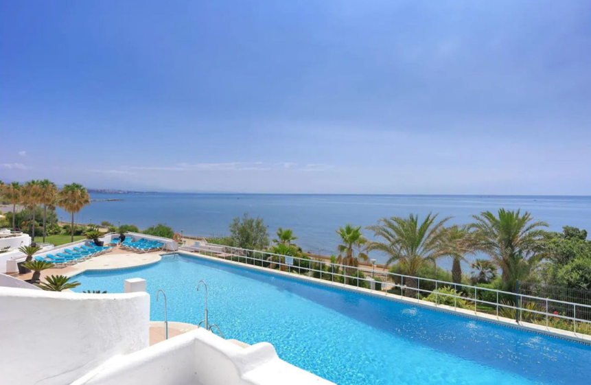 Exklusive Strandwohnung in erster Meereslinie mit Panoramablick in Estepona