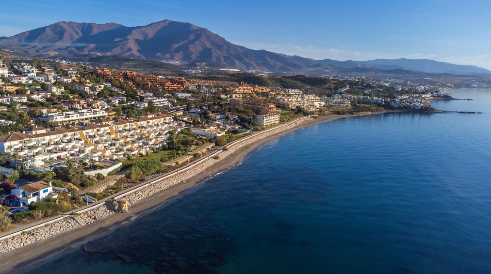 Exklusive Strandwohnung in erster Meereslinie mit Panoramablick in Estepona