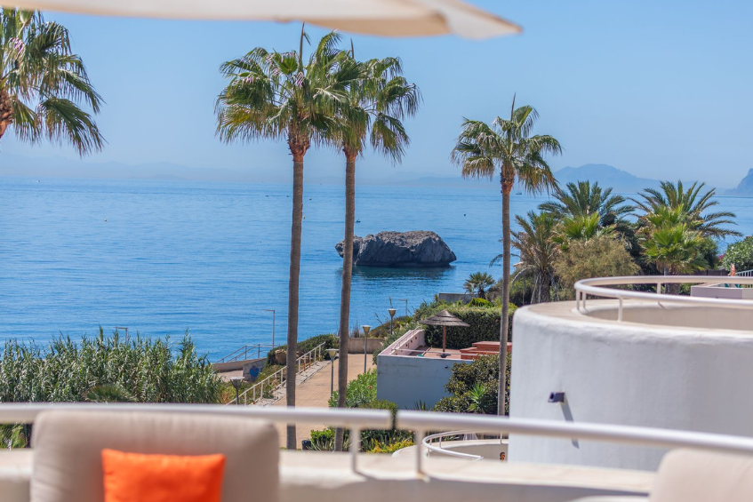 Exklusive Strandwohnung in erster Meereslinie mit Panoramablick in Estepona