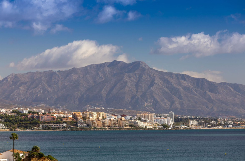 Exklusive Strandwohnung in erster Meereslinie mit Panoramablick in Estepona