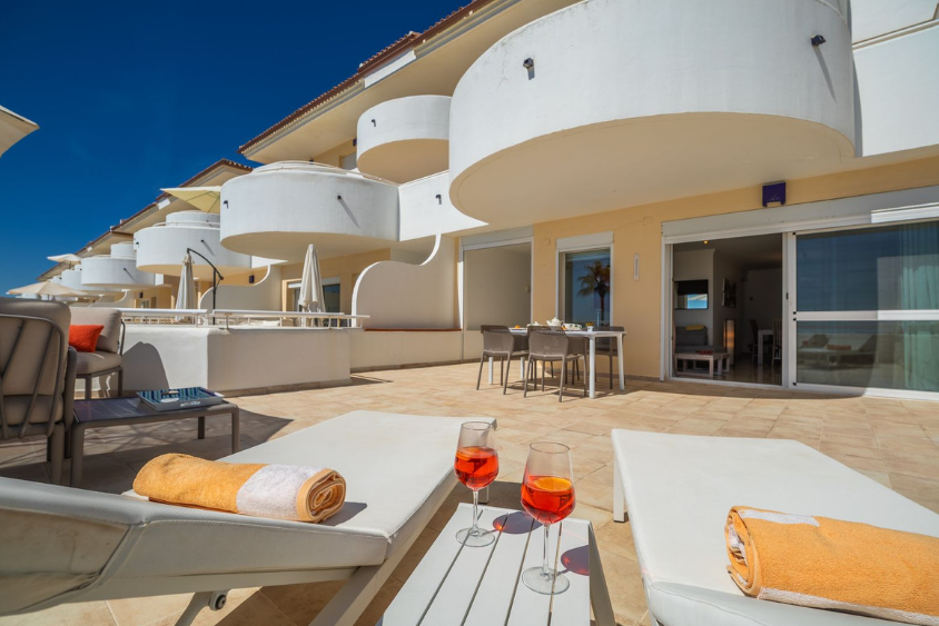 Exklusive Strandwohnung in erster Meereslinie mit Panoramablick in Estepona