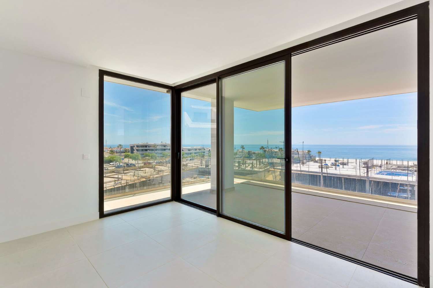 Modernes Neubau-Apartment mit großer Terrasse in El Higuerón – Fuengirola