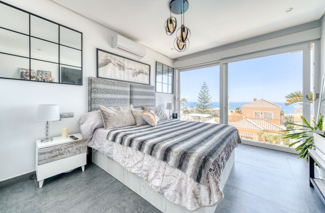 Ruime Villa met Panoramisch Uitzicht op de Middellandse Zee in Buenas Noches – Estepona