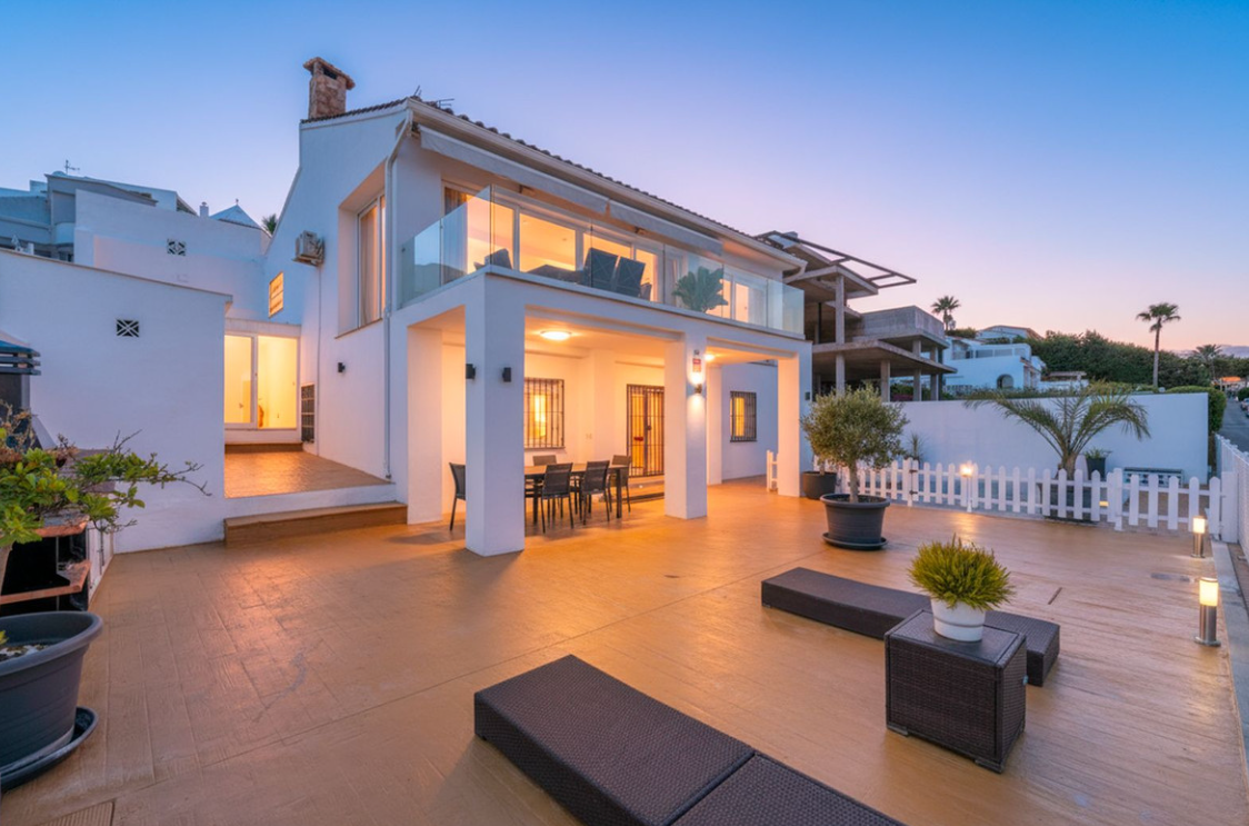 Ruime Villa met Panoramisch Uitzicht op de Middellandse Zee in Buenas Noches – Estepona