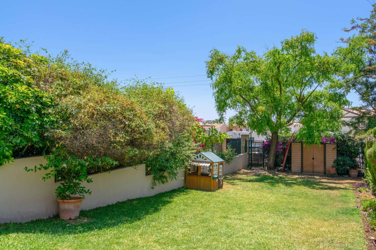 Stilvoll renoviertes Reihenhaus mit privatem Garten in Nueva Atalaya – Estepona