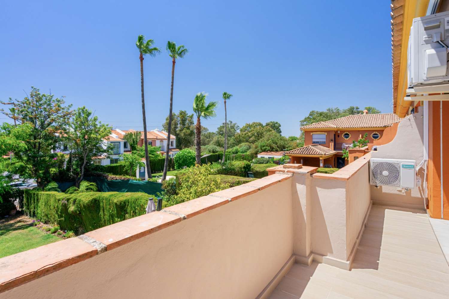 Stilvoll renoviertes Reihenhaus mit privatem Garten in Nueva Atalaya – Estepona