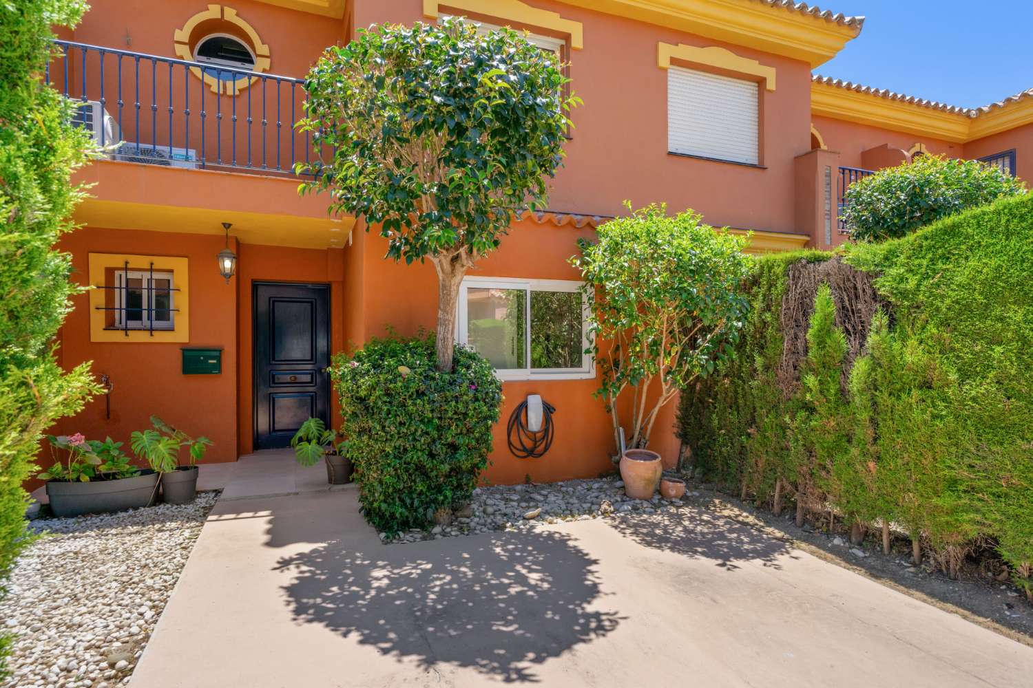 Stilvoll renoviertes Reihenhaus mit privatem Garten in Nueva Atalaya – Estepona