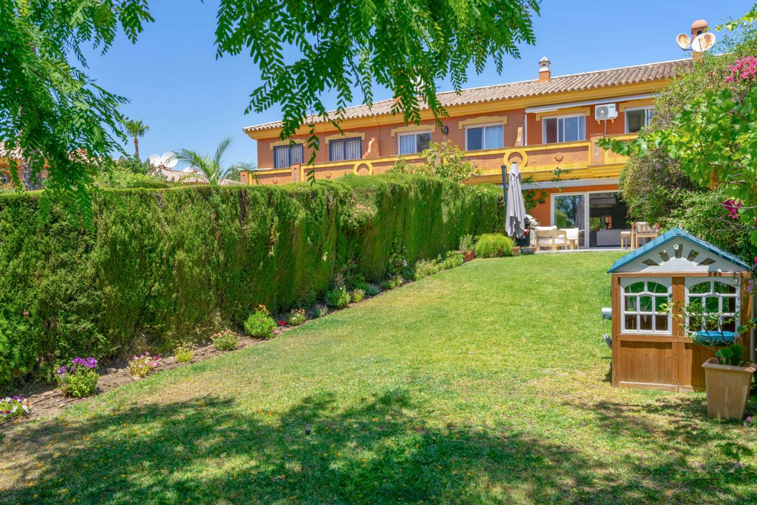 Stilvoll renoviertes Reihenhaus mit privatem Garten in Nueva Atalaya – Estepona
