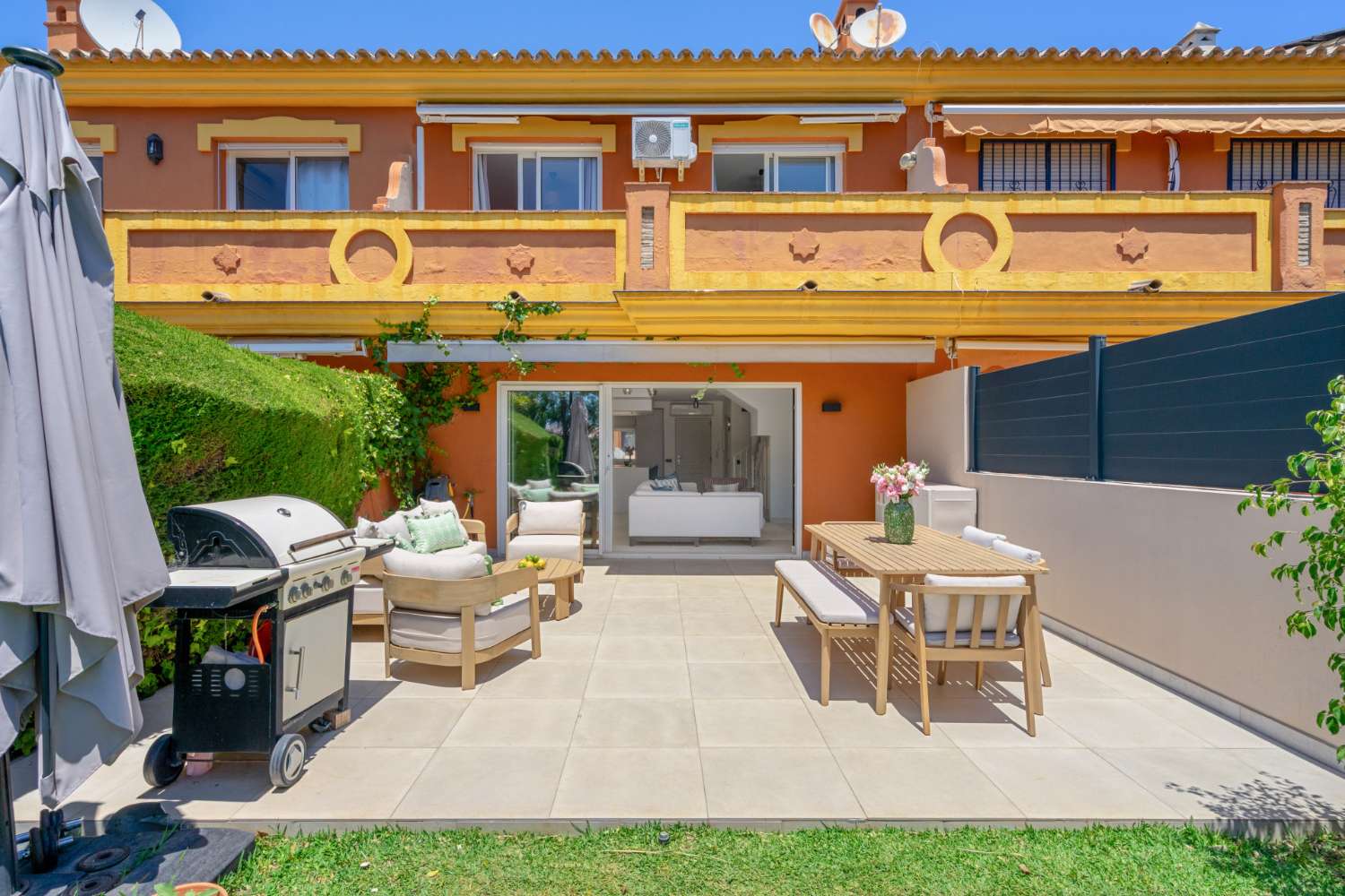 Stilvoll renoviertes Reihenhaus mit privatem Garten in Nueva Atalaya – Estepona