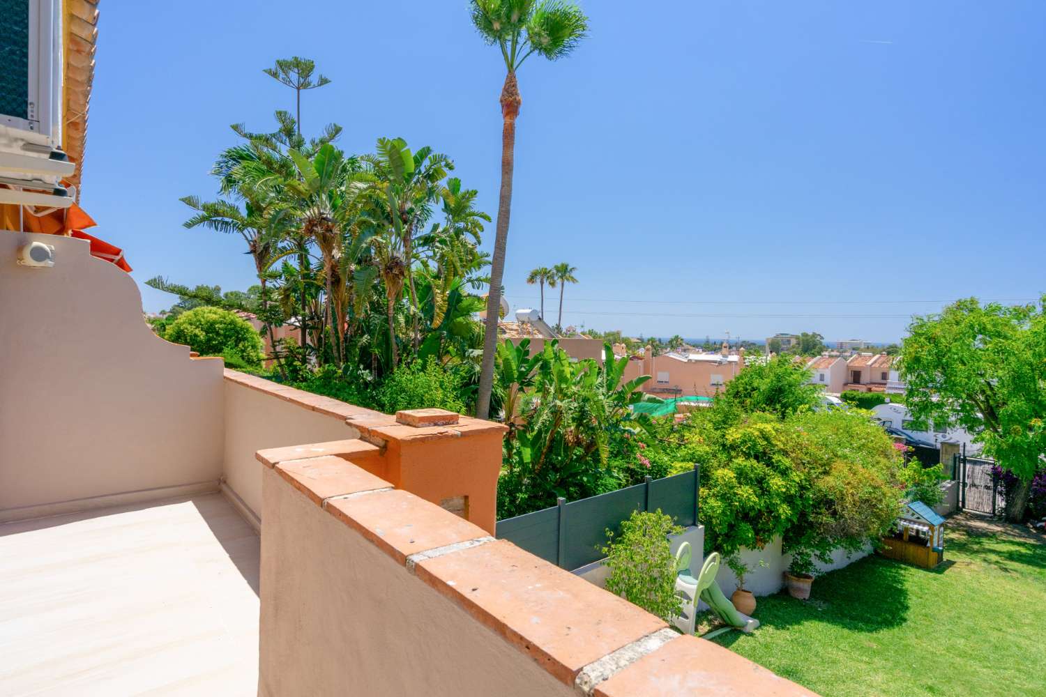 Stilvoll renoviertes Reihenhaus mit privatem Garten in Nueva Atalaya – Estepona