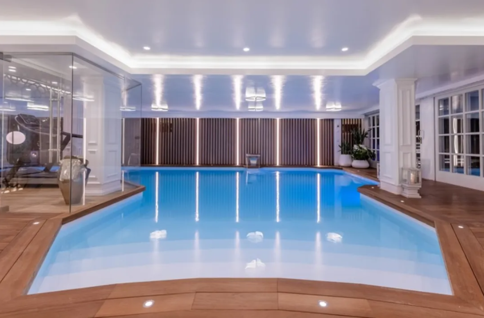 Villa exclusiva en primera línea de playa en Puerto Banús