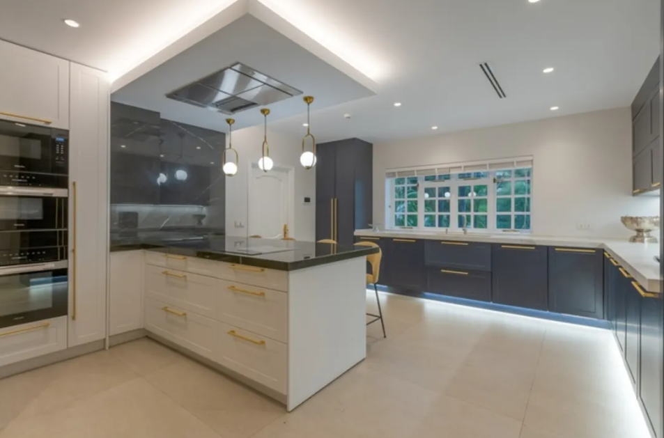 Villa exclusiva en primera línea de playa en Puerto Banús