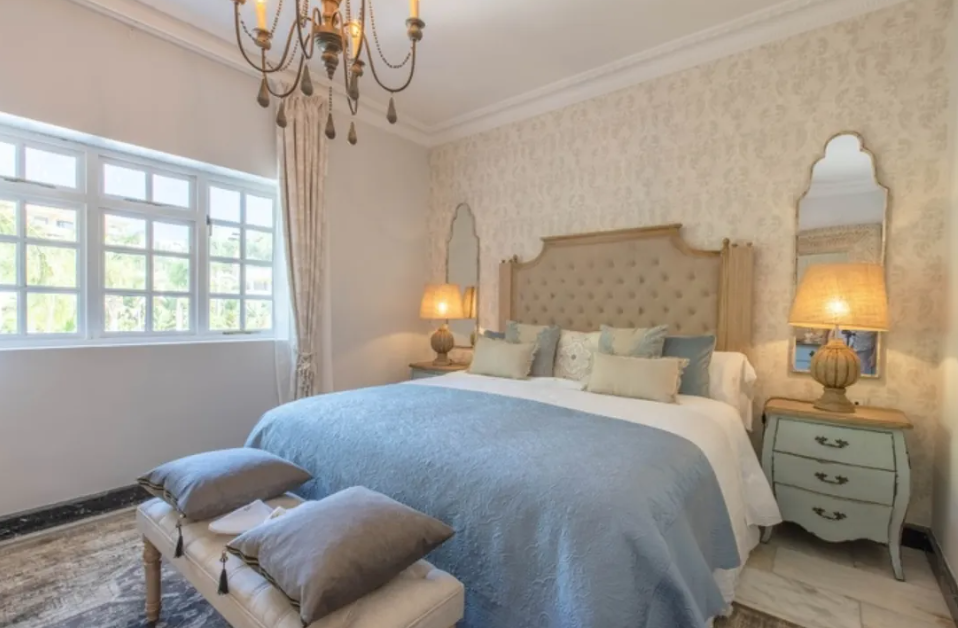 Villa exclusiva en primera línea de playa en Puerto Banús