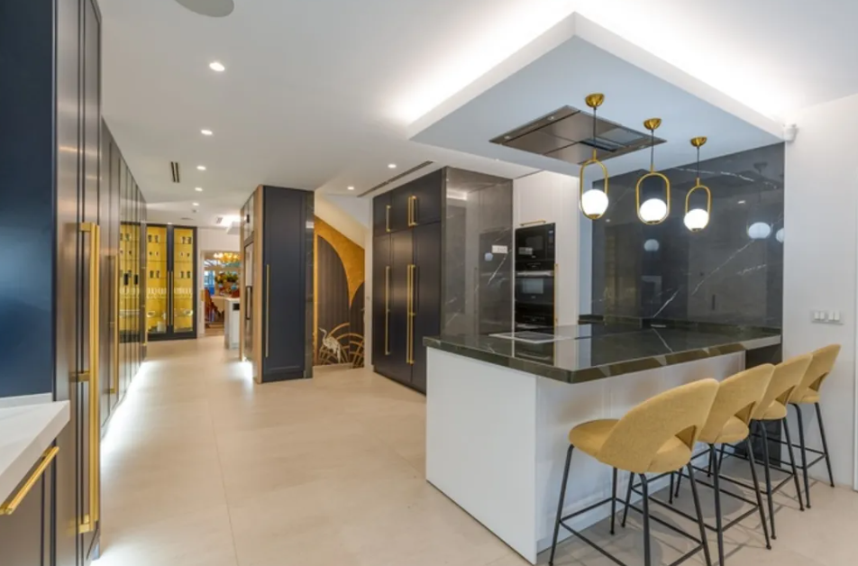 Villa exclusiva en primera línea de playa en Puerto Banús