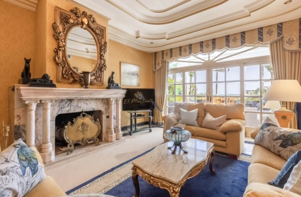 Villa exclusiva en primera línea de playa en Puerto Banús