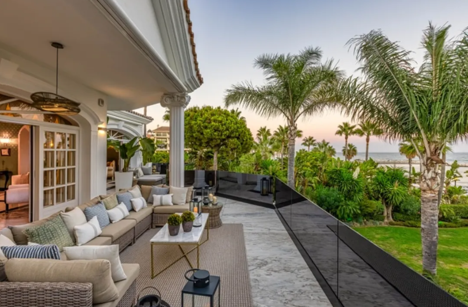 Villa exclusiva en primera línea de playa en Puerto Banús