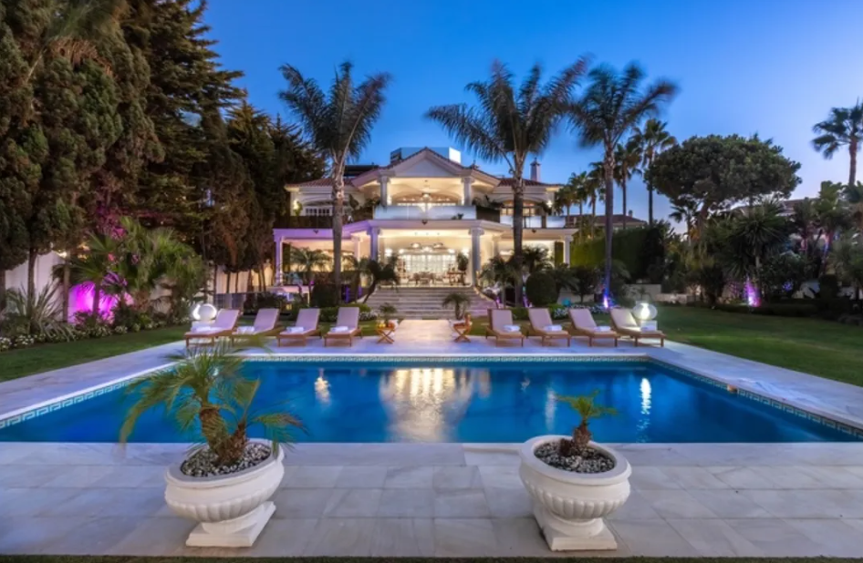 Villa exclusiva en primera línea de playa en Puerto Banús
