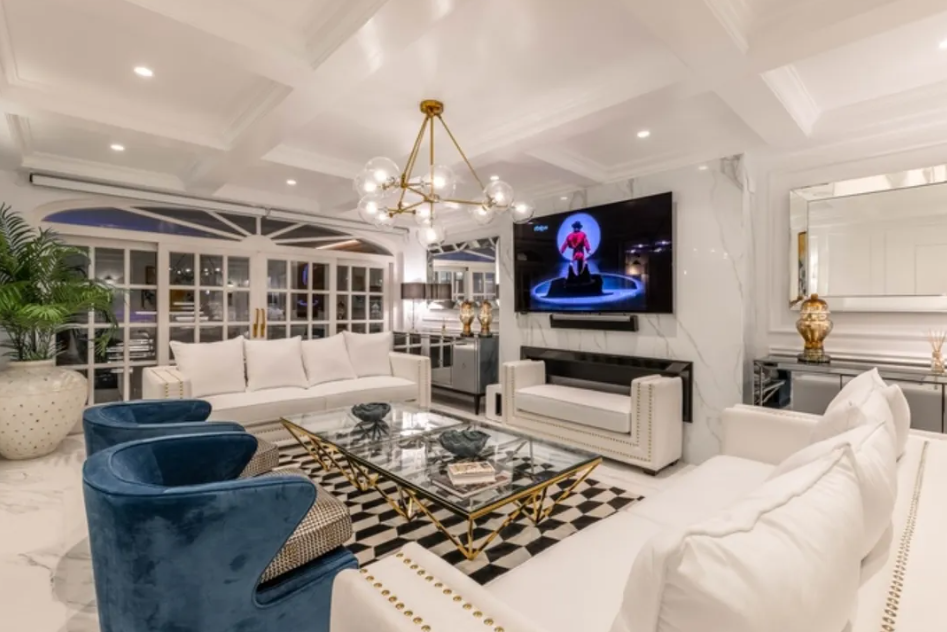 Villa exclusiva en primera línea de playa en Puerto Banús