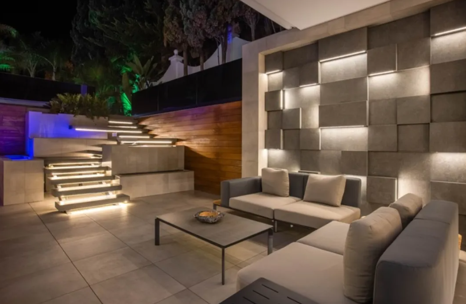Villa exclusiva en primera línea de playa en Puerto Banús