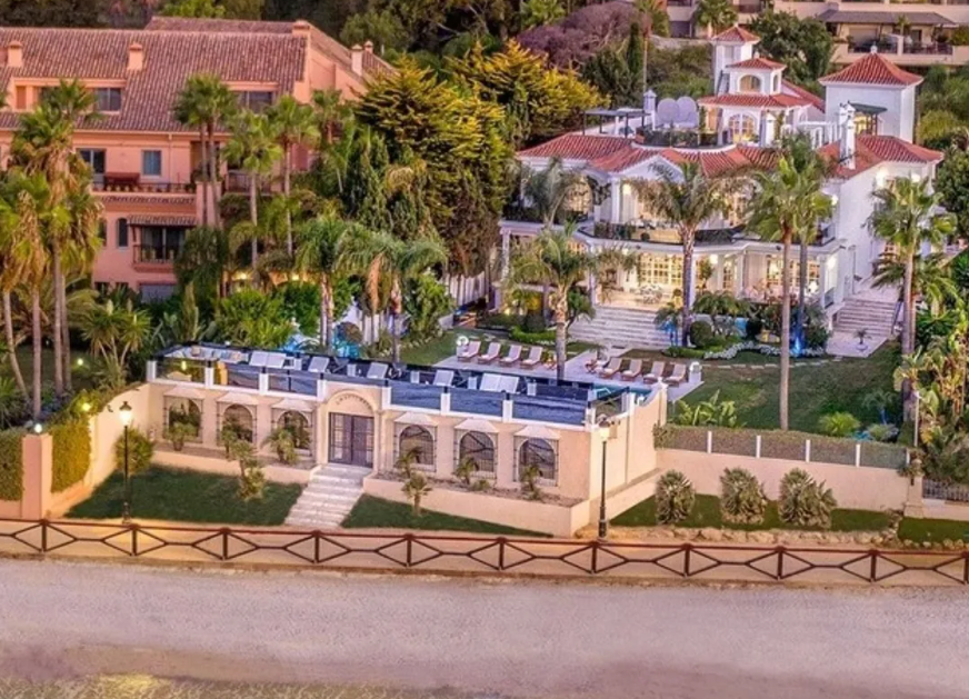 Villa exclusiva en primera línea de playa en Puerto Banús