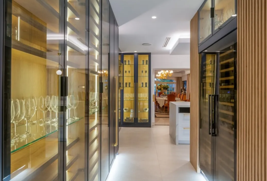 Villa exclusiva en primera línea de playa en Puerto Banús