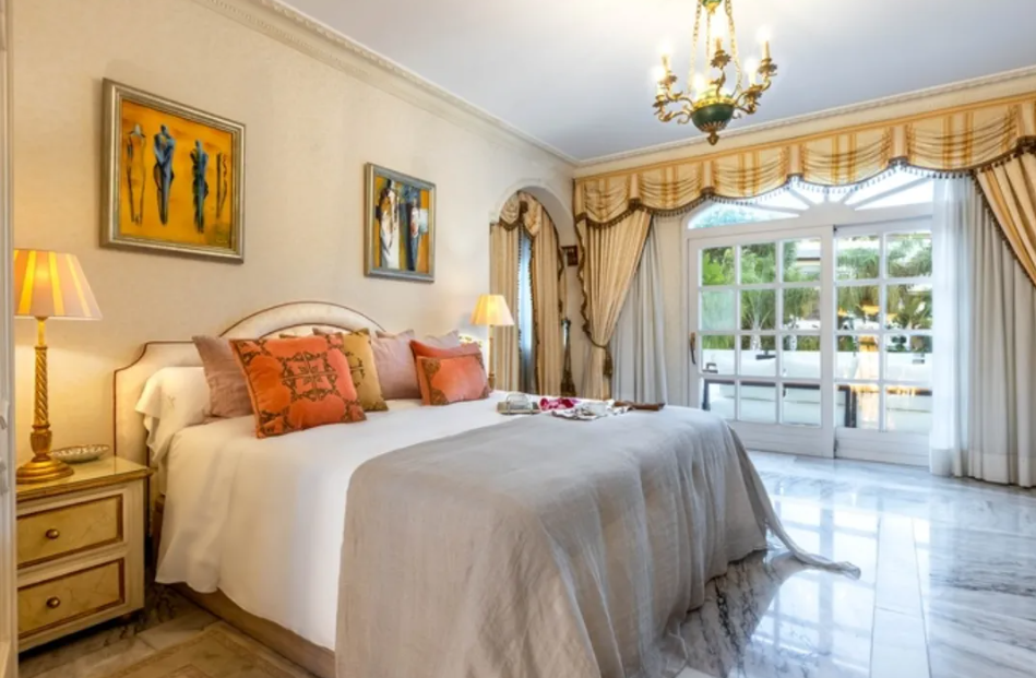 Villa exclusiva en primera línea de playa en Puerto Banús