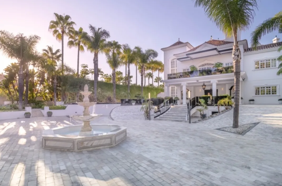 Villa exclusiva en primera línea de playa en Puerto Banús