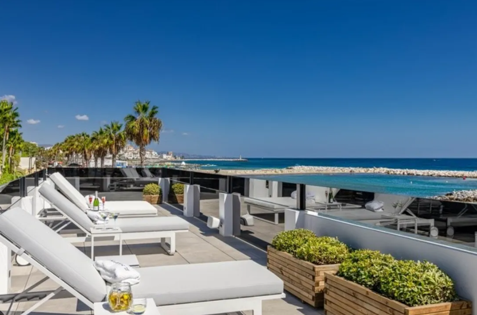 Villa exclusiva en primera línea de playa en Puerto Banús