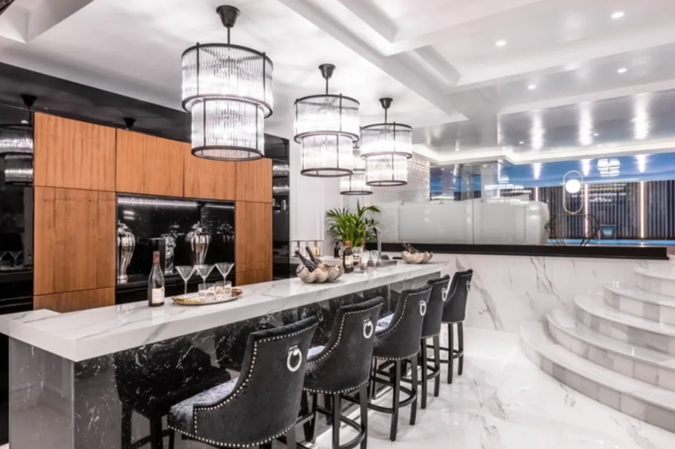 Villa exclusiva en primera línea de playa en Puerto Banús
