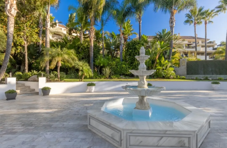 Villa exclusiva en primera línea de playa en Puerto Banús