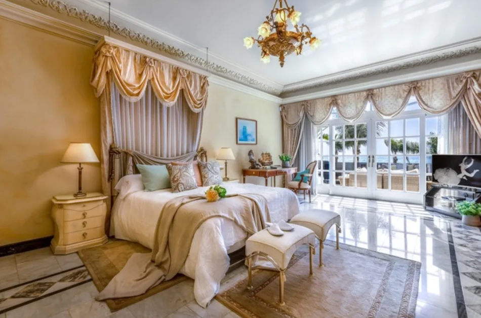 Villa exclusiva en primera línea de playa en Puerto Banús