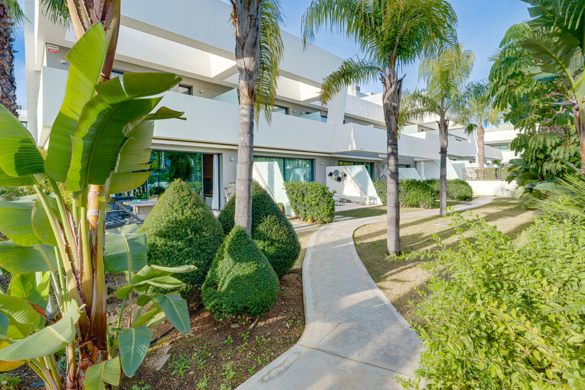 Exklusives Townhouse in La Cala de Mijas – Modernes Wohnen mit viel Platz, privatem Garten und Dachterrasse