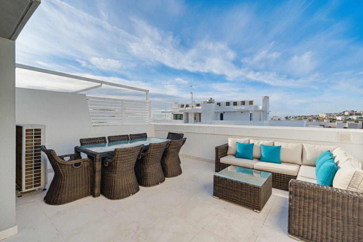 Exklusives Townhouse in La Cala de Mijas – Modernes Wohnen mit viel Platz, privatem Garten und Dachterrasse