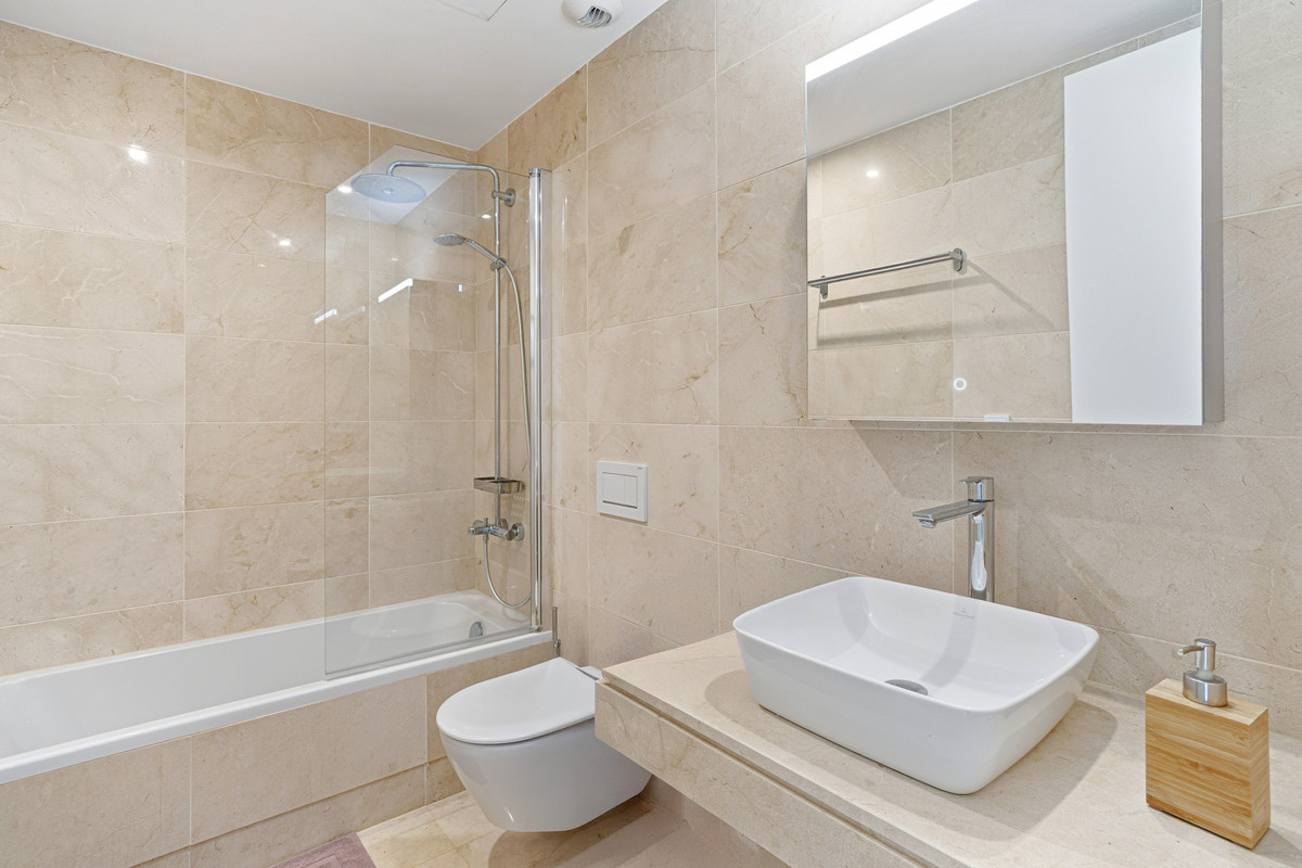 Exklusives Townhouse in La Cala de Mijas – Modernes Wohnen mit viel Platz, privatem Garten und Dachterrasse