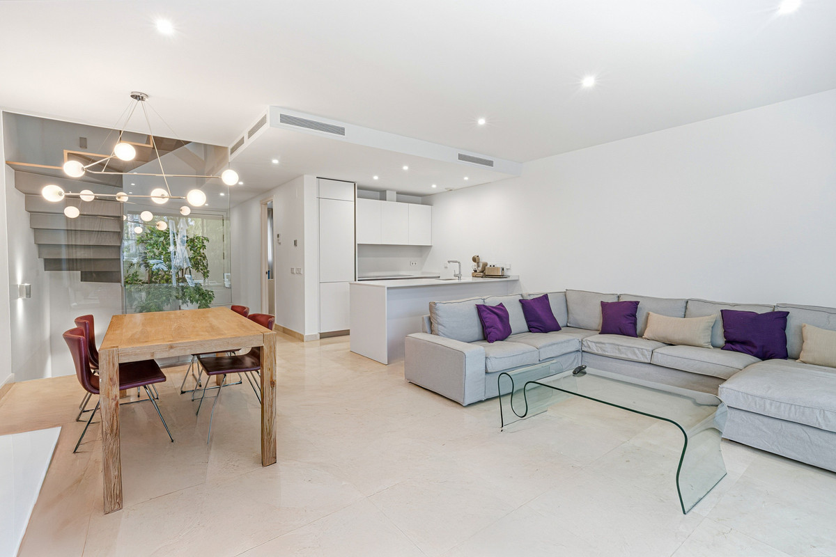 Exklusives Townhouse in La Cala de Mijas – Modernes Wohnen mit viel Platz, privatem Garten und Dachterrasse
