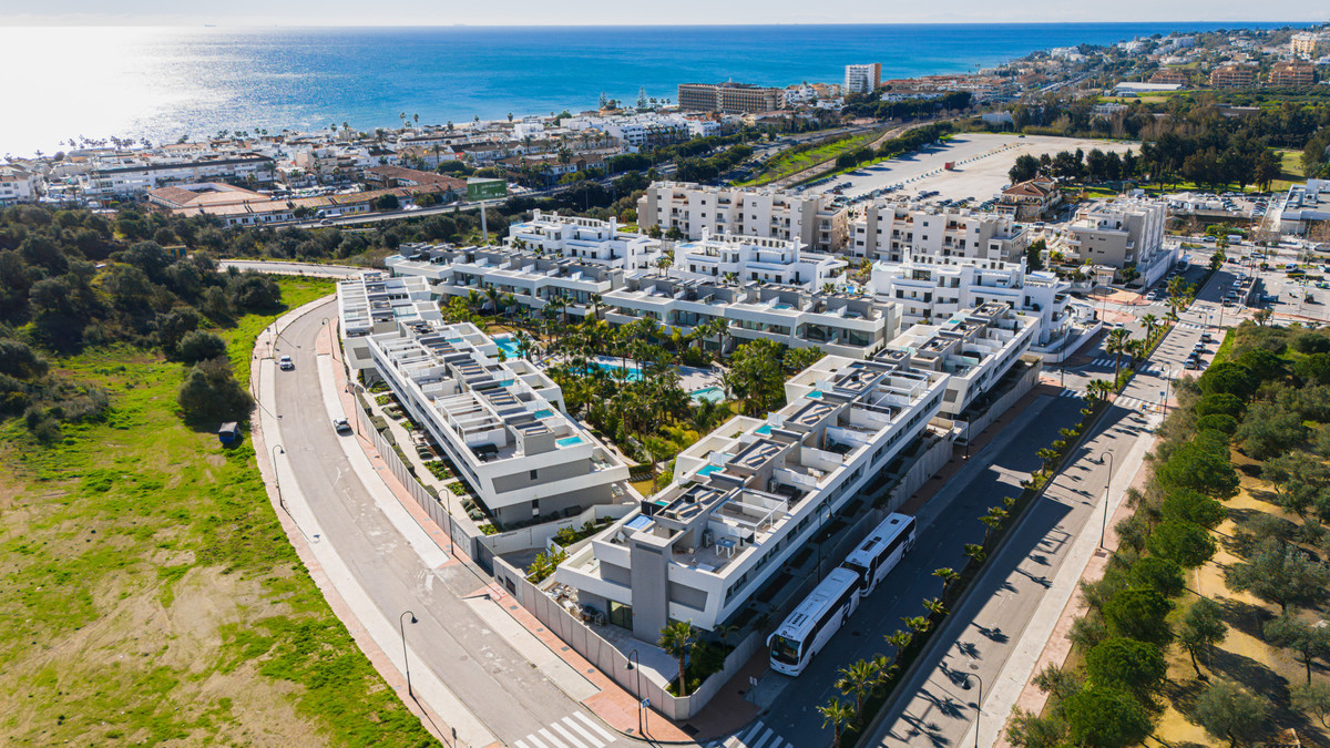 Exklusives Townhouse in La Cala de Mijas – Modernes Wohnen mit viel Platz, privatem Garten und Dachterrasse