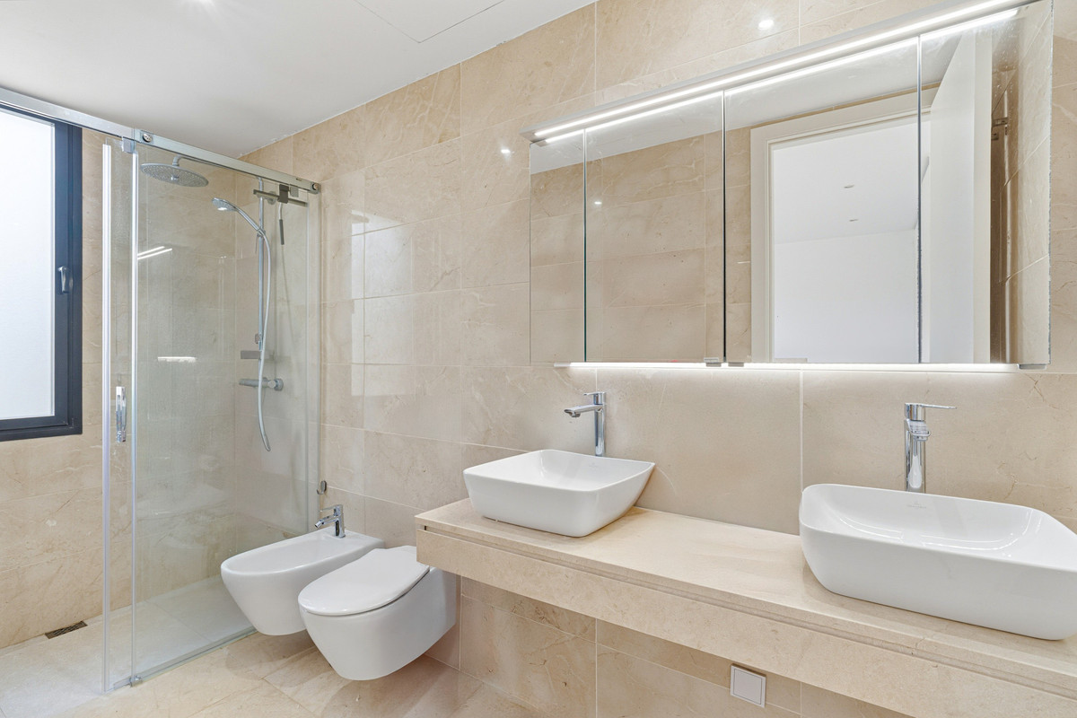 Exklusives Townhouse in La Cala de Mijas – Modernes Wohnen mit viel Platz, privatem Garten und Dachterrasse