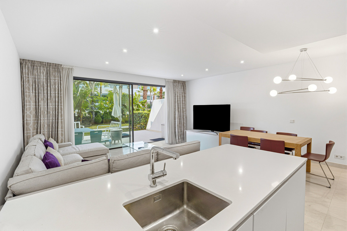 Exklusives Townhouse in La Cala de Mijas – Modernes Wohnen mit viel Platz, privatem Garten und Dachterrasse
