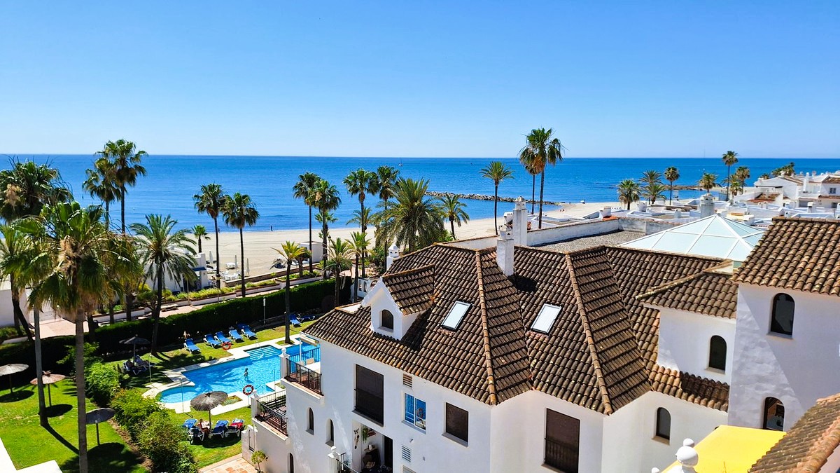 Stilvolles Apartment in der obersten Etage mit traumhaftem Meerblick in Puerto de la Duquesa