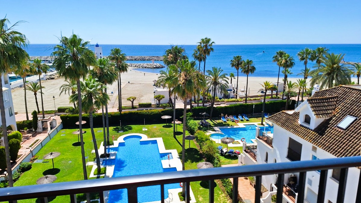 Stilvolles Apartment in der obersten Etage mit traumhaftem Meerblick in Puerto de la Duquesa