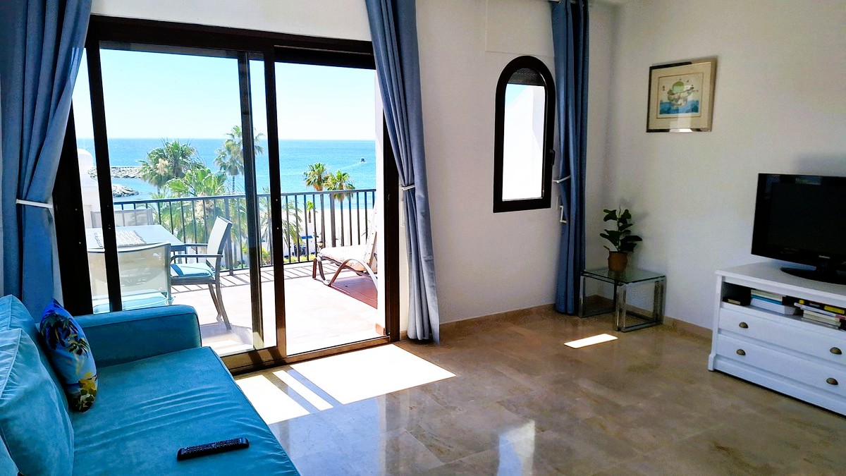 Stilvolles Apartment in der obersten Etage mit traumhaftem Meerblick in Puerto de la Duquesa