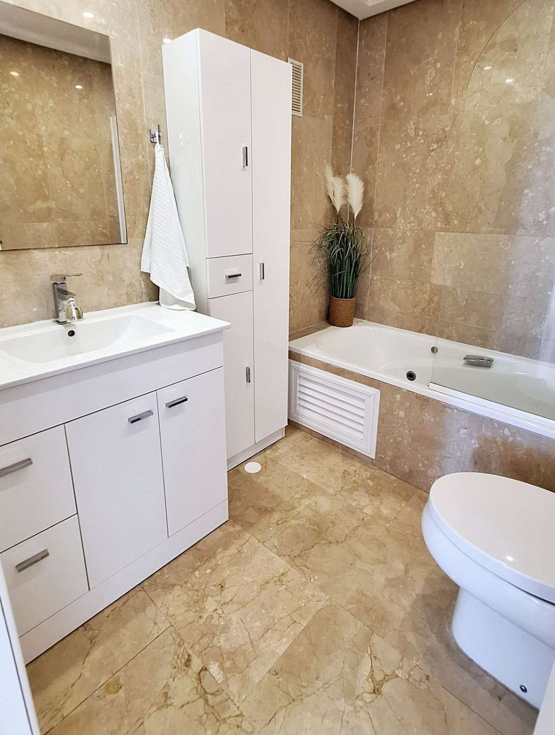 Stilvolles Apartment in der obersten Etage mit traumhaftem Meerblick in Puerto de la Duquesa