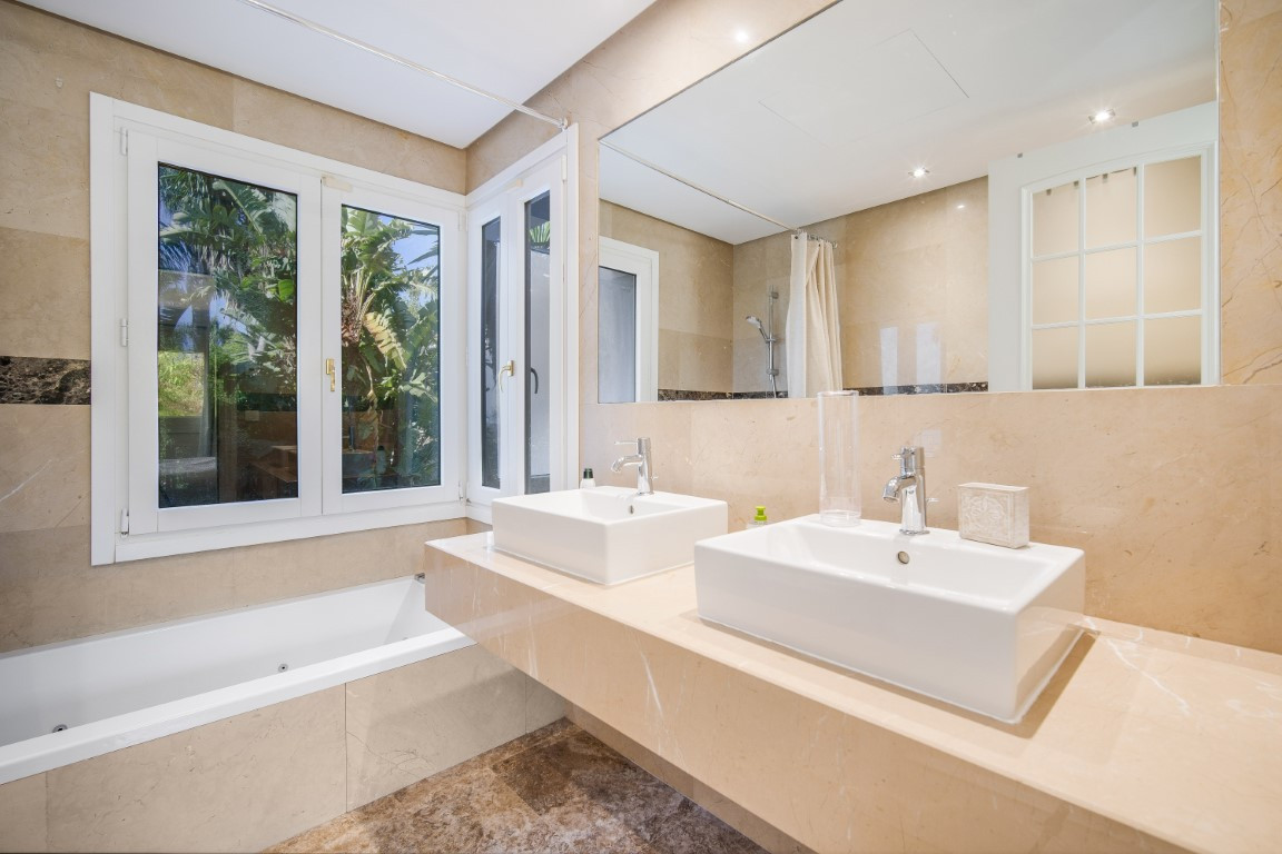 Exklusive Villa mit großem Entwicklungspotenzial auf der Goldenen Meile von Marbella