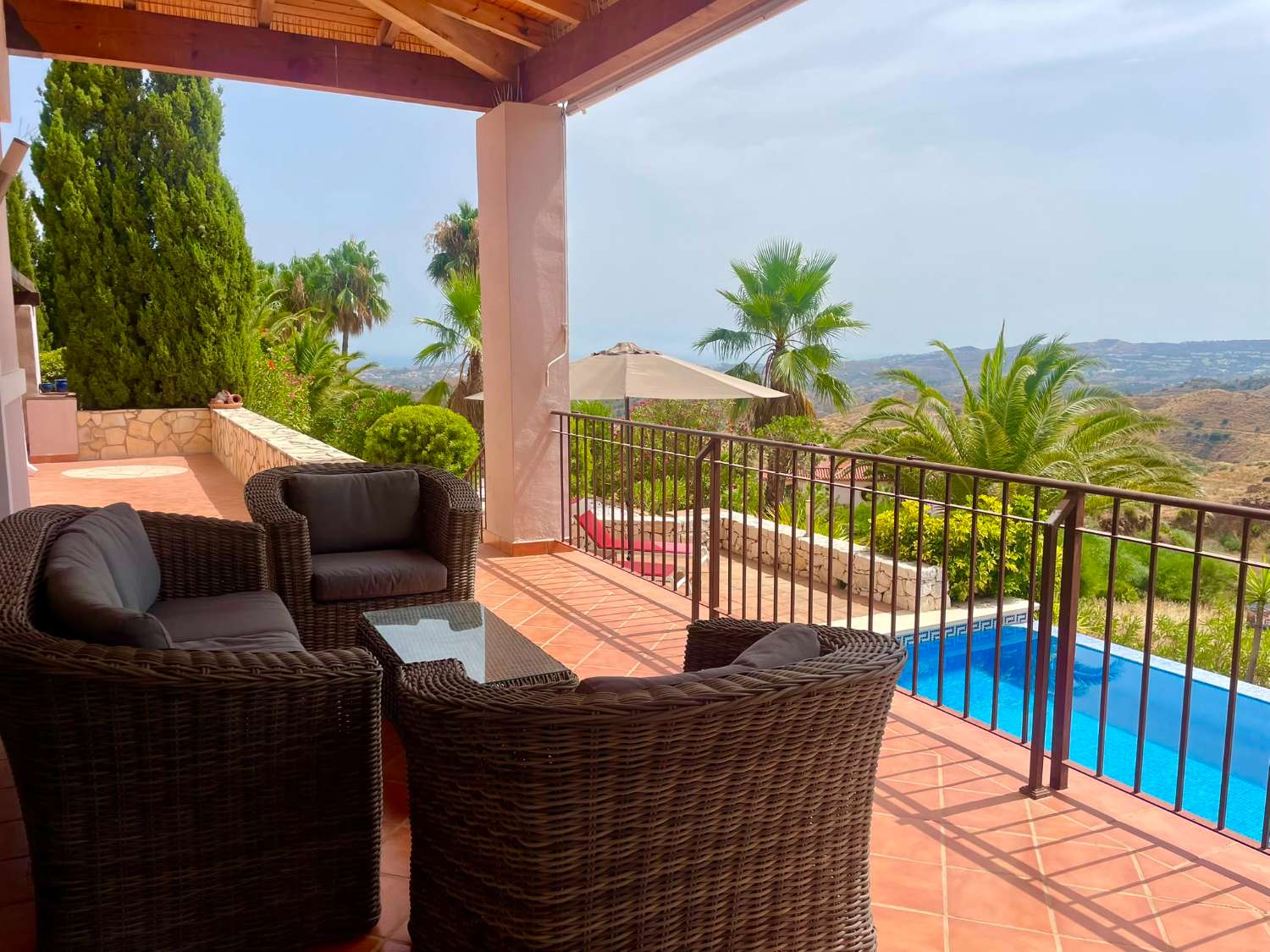 Exklusive Villa mit spektakulärem Panoramablick auf Meer und Berge in Valtocado