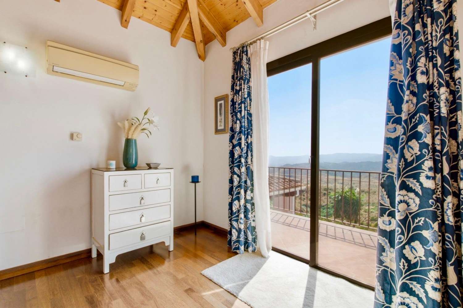 Freistehende Villa mit spektakulärem Panoramablick auf Meer und Berge in Valtocado