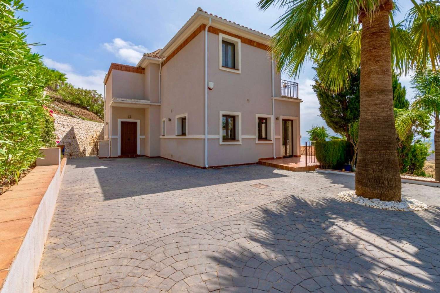Freistehende Villa mit spektakulärem Panoramablick auf Meer und Berge in Valtocado