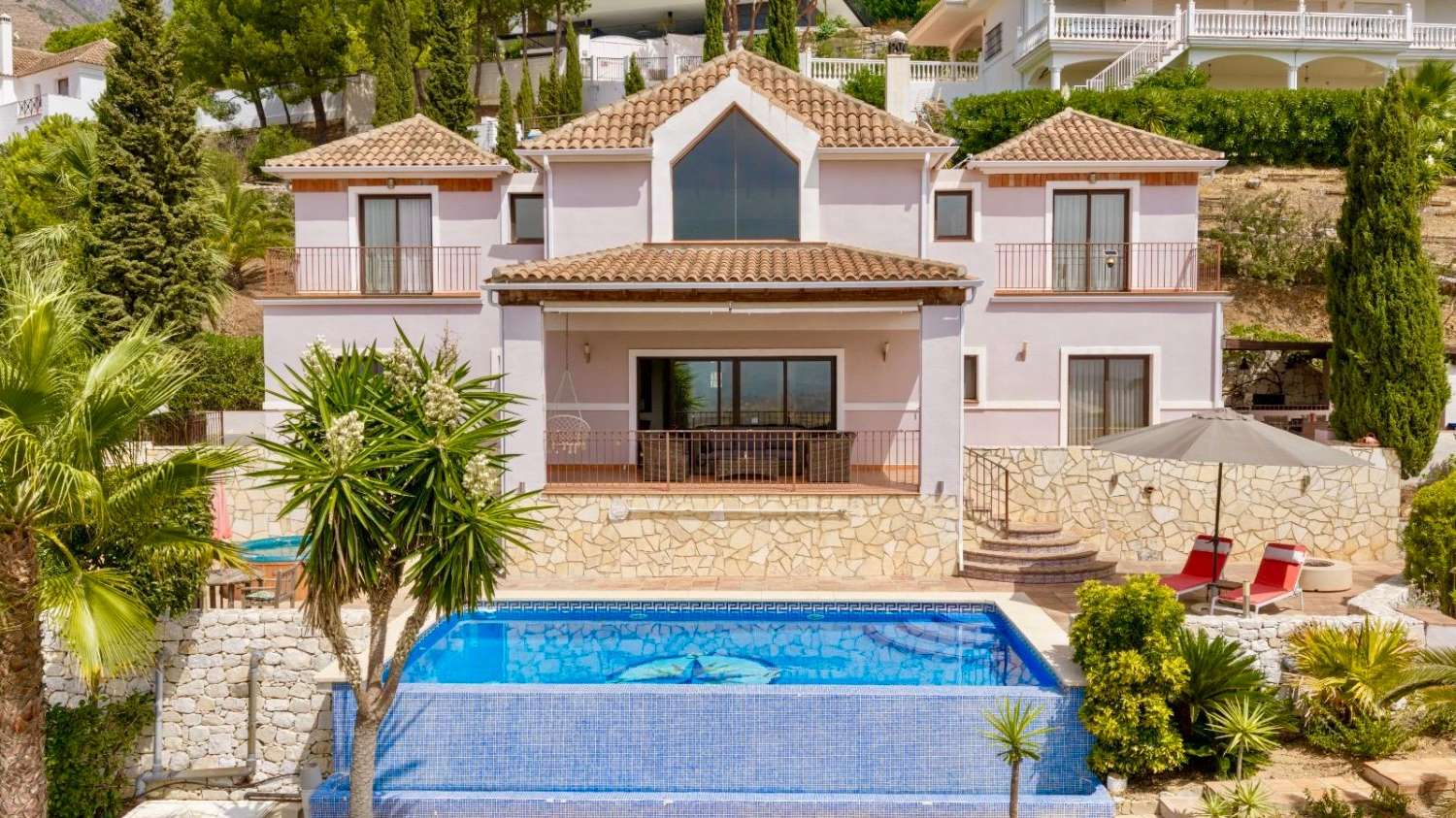 Freistehende Villa mit spektakulärem Panoramablick auf Meer und Berge in Valtocado