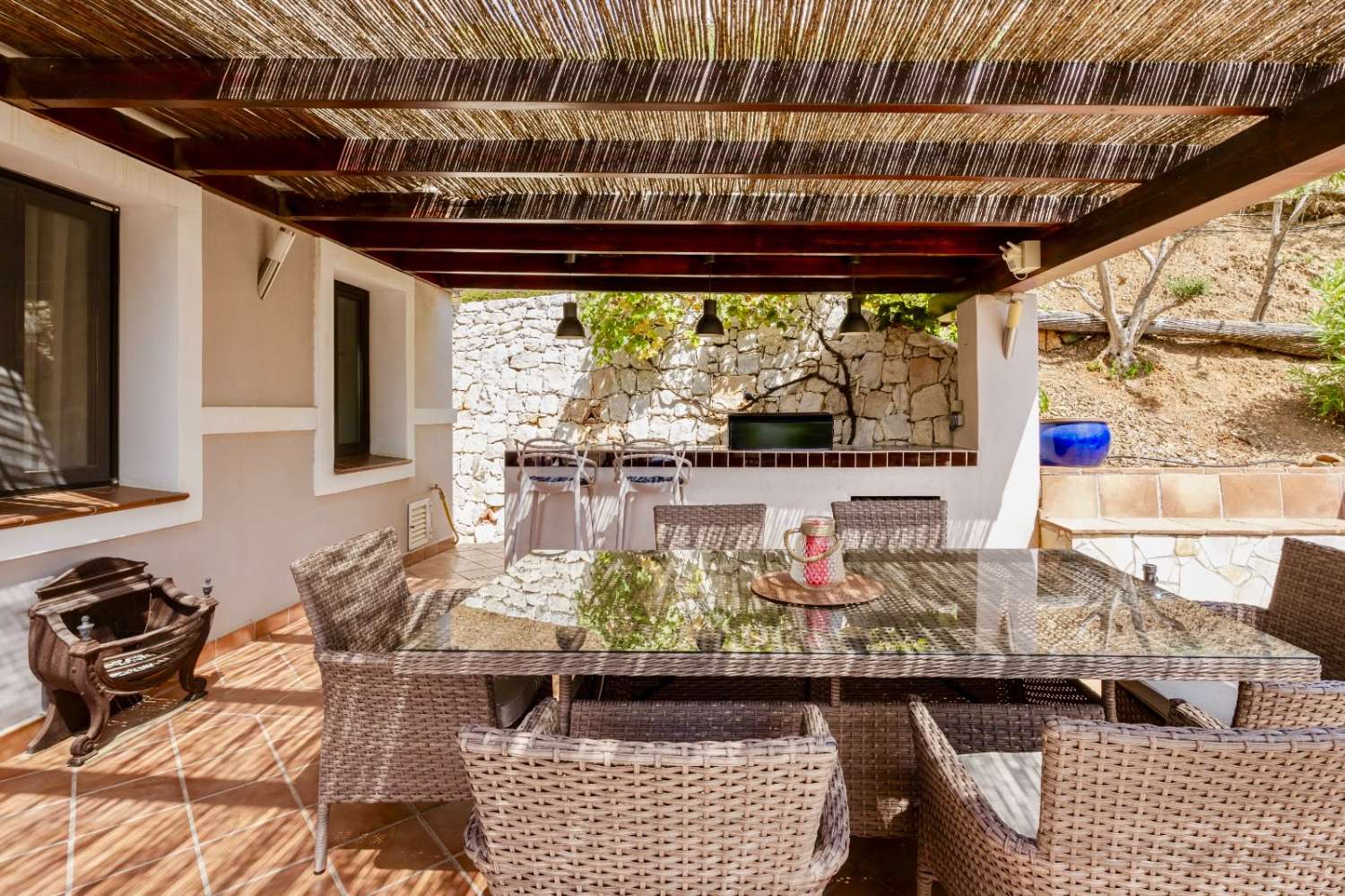 Freistehende Villa mit spektakulärem Panoramablick auf Meer und Berge in Valtocado